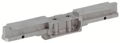 Metallisches Maschinenteil in rechteckiger Form, mit Bohrlöchern und Aussparungen, vermutlich für industrielle Anwendung.