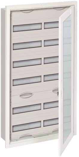 Teilweise geöffnete weiße Tür führt zu einer Reihe von Postfächern mit schlitzförmigen Öffnungen, geeignet für ein Wohngebäude.