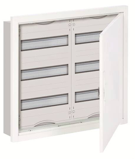 Ein geöffneter Verteilerkasten mit sichtbaren horizontalen Schienen und Montagehilfen für elektrische Bauteile.