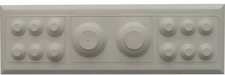 Kunstwerk aus weißem Material mit symmetrischen, kreisförmigen Erhebungen in zwei Mustern.