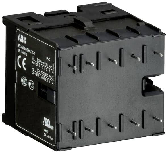 Ein schwarzes elektrisches Relais von ABB mit mehreren Anschlussklemmen. Beschriftet mit technischen Spezifikationen und Zertifizierungszeichen.