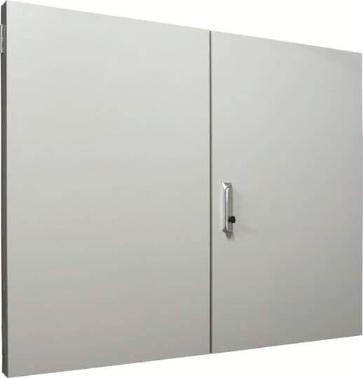 Graue, zweiflügelige Metalltür mit mittigem Griff, geeignet für industrielle oder gewerbliche Nutzung.