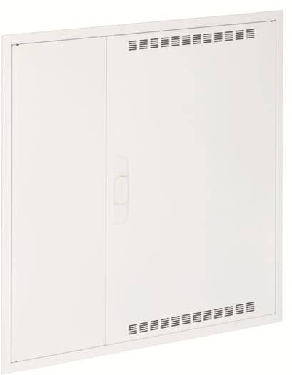 Weiße Metalltür mit Lüftungsschlitzen, die vermutlich einen Elektrokasten abdeckt. Sie ist schlicht und funktional gestaltet.