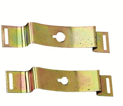 Zwei metallene Halterungen mit Befestigungsschlitzen und einem mittigen Loch, nebeneinander liegend.