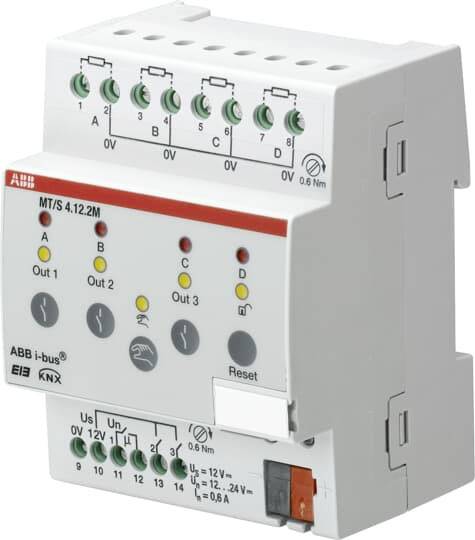 Ein Elektronikgerät, möglicherweise ein KNX-Schaltaktor von ABB, mit mehreren Anschlüssen und Kontrollleuchten, frontale Ansicht.
