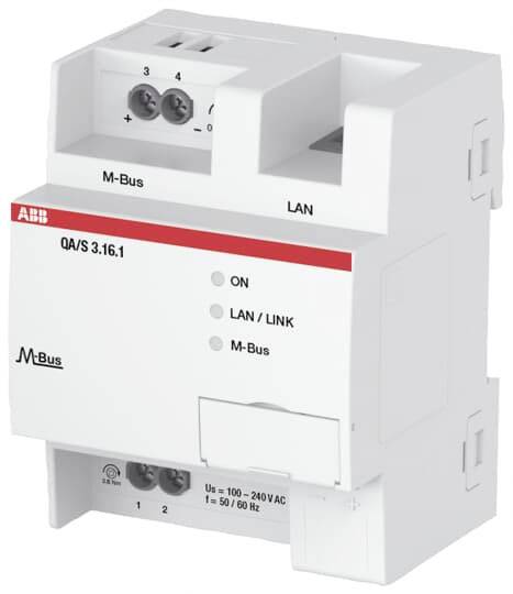 Ein weißes ABB-Steuermodul mit M-Bus und LAN-Anschlüssen, Modell QA/S 3.16.1, zeigt LED-Anzeigen für 'ON' und 'LAN/Link'.