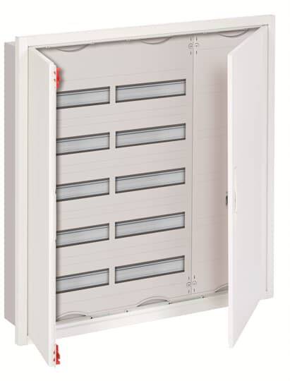 Ein geöffneter Schaltschrank mit mehreren horizontalen Fächern, geeignet zur Unterbringung von elektrischen Bauteilen.