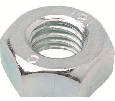 Eine Nahaufnahme einer sechseckigen, silbernen Metallschraubenmutter mit Gewinde.