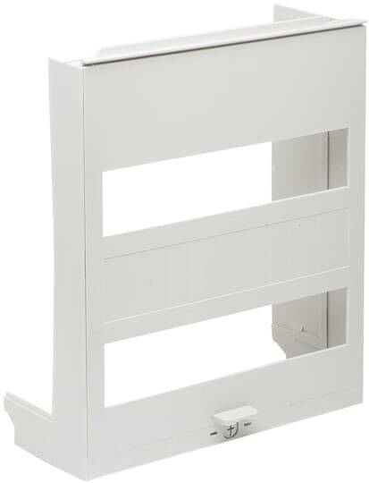 Ein weißer Plattenhalter aus Metall mit drei breiten horizontalen Schlitzen zur Ablage von Platten.