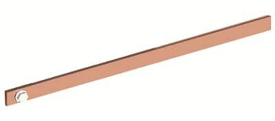 Eine lange, schmale, braune Latte mit einem Metallring an einem Ende.
