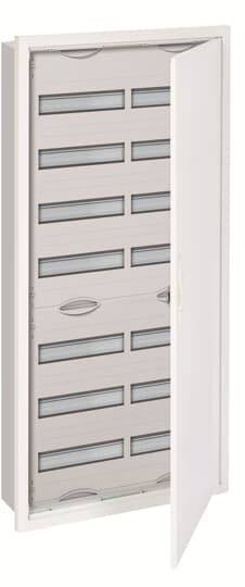 Ein geöffneter Schaltschrank mit mehreren horizontalen Lüftungsschlitzen und Fächern.