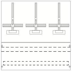 Dreiseitige Geschütze über einer zweigleisigen Eisenbahnstrecke, die von einem Doppelschienenstrang durchzogen wird.
