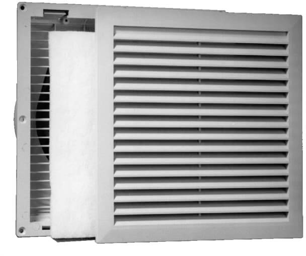 Lüftungsgitter mit horizontalen Lamellen und einem dahinterliegenden Filter. Erlaubt Luftzirkulation, während es Staub reduziert.