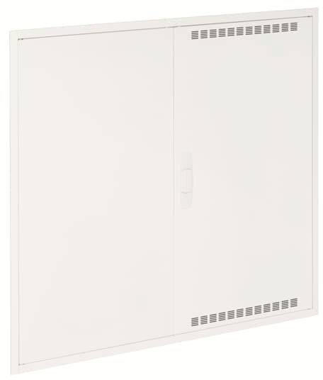 Weiße Metalltür mit Lüftungsschlitzen oben und unten, zentralem Griff und schlichtem Design.