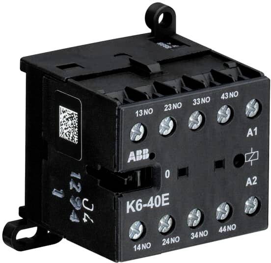 Ein schwarzes ABB-Kontaktorelement, Modell K6-40E, mit mehreren Schraubverbindungen und Beschriftungen für elektrische Installationen.