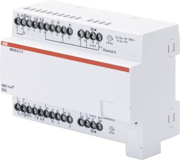 Ein weißes, rechteckiges KNX-Steuermodul mit mehreren Anschlussklemmen, Beschriftungen und rotem Streifen, zur Gebäudeautomation.