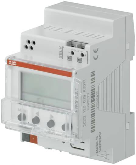 Ein silbernes elektronisches Gerät mit einem Display und mehreren Tasten, zur Montage auf einer DIN-Schiene geeignet.