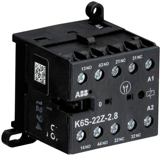 Schwarzer ABB-Kontaktor K6S-22Z-2.8 mit mehreren Anschlüssen, nummeriert. Gerät zur Steuerung elektrischer Schaltungen.
