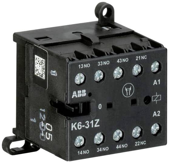 Schwarzer ABB-Schütz K6-31Z mit mehreren Anschlussklemmen. Etiketten 13 NO, 33 NO, 43 NO, 21 NC, A1, A2. QR-Code vorhanden.