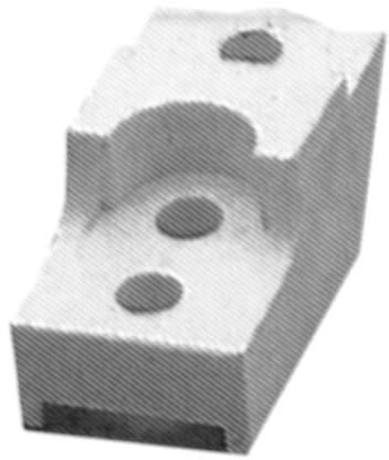 Formteil aus Beton mit zwei runden Aussparungen und vertiefter Fläche, vermutlich für industrielle Anwendung oder Konstruktion.