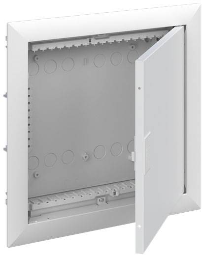 Elektrischer Unterverteilerkasten mit geöffneter Tür, zeigt innenliegende Halterungen und Kabeldurchführungsöffnungen.