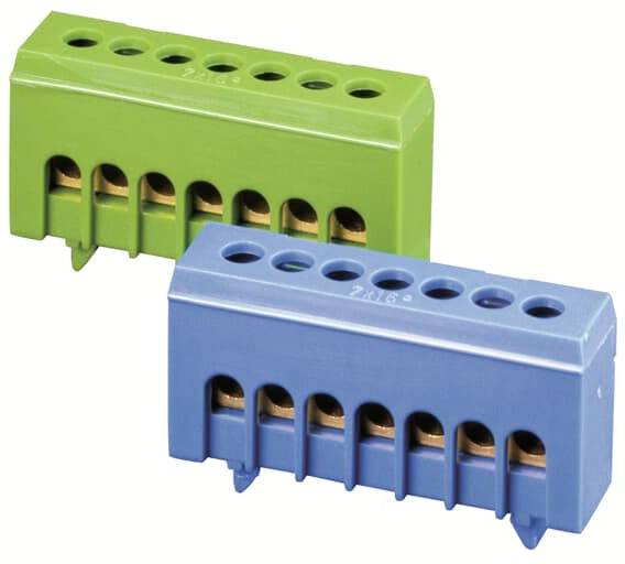 Zwei farbige elektrische Anschlussklemmen aus Kunststoff, eine grün und eine blau, mit je sechs Löchern für Kabelverbindungen.