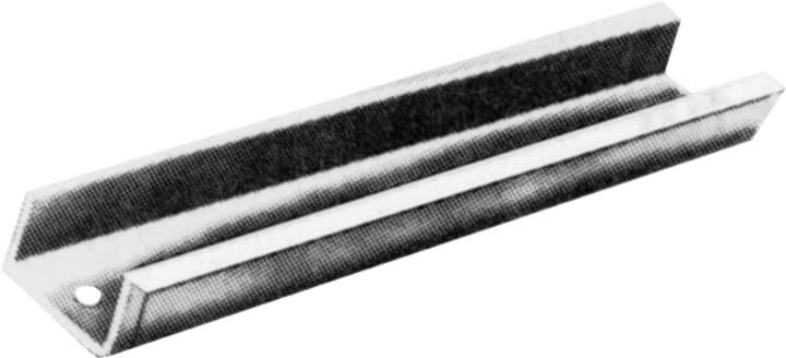 Ein Metallwinkel mit Loch am Ende, verwendet zur stabilen Verbindung von Bauteilen in Konstruktionen.