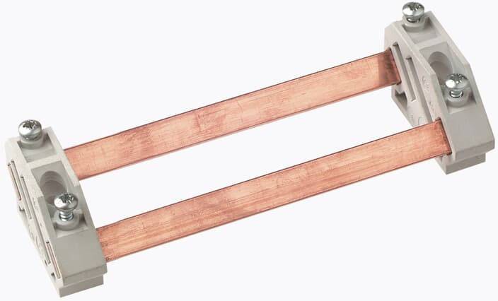 Ein elektrischer Sammelschienenträger mit zwei parallelen Kupferschienen und grauen Halterungen an beiden Enden.