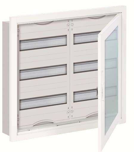 Ein geöffneter Schaltschrank mit mehreren horizontalen Abschnitten und einer transparenten Tür, die nach rechts geöffnet ist.