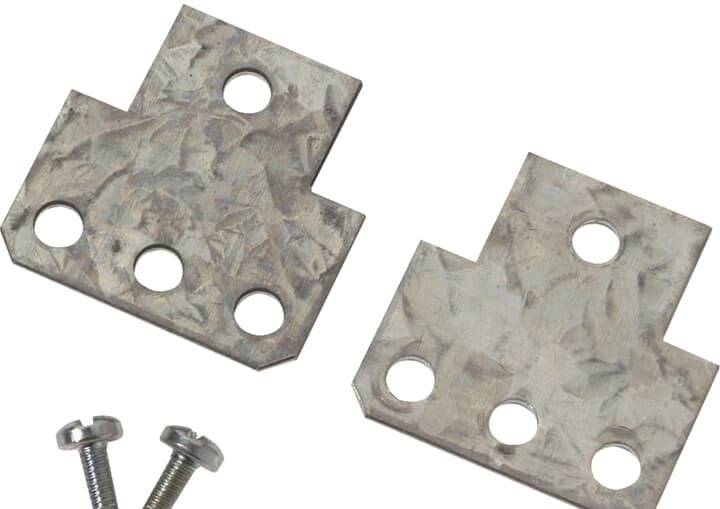 Zwei rechteckige Metallplatten mit drei Löchern, daneben zwei Schrauben. Ideal für Konstruktionen und Befestigungen.