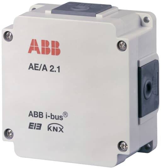 An einem weißen Gehäuse ist das ABB-Logo und die Schrift 'AE/A 2.1' zu sehen. Es handelt sich um ein elektrisches ABB KNX-Modul.