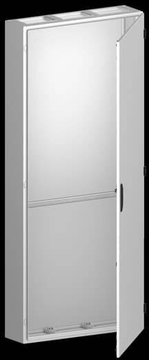 Ein weißer Schaltschrank mit geöffneter Tür, sichtbar sind Kabeleinführungen und Verriegelungsmechanismen.