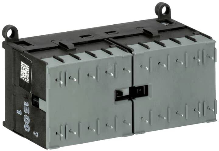 Schwarze und graue rechteckige elektrische Steckverbindung mit mehreren Metallanschlüssen, seitlich montiert.