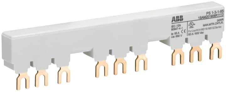 Ein grauer Phasenschienenverbinder mit sechs Kupferanschlüssen von ABB. Gedacht für die Verteilung elektrischer Energie in Schaltschränken.