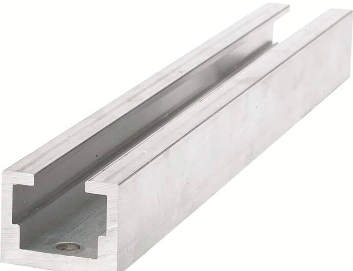 Ein silbernes Aluminiumprofil mit U-Form, geeignet für Bau- oder Montageanwendungen.