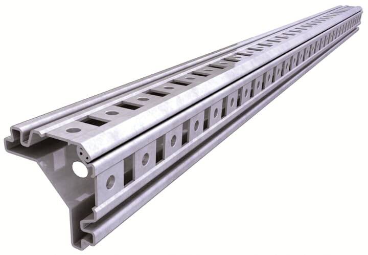 Ein silberner Metallträger mit Löchern und mehreren Stützleisten, verwendet für industrielle Konstruktionen oder Regalsysteme.