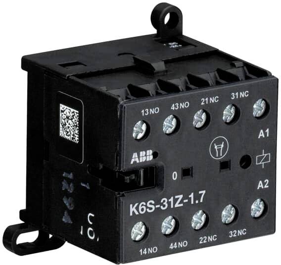 Ein schwarzes elektrisches Schütz mit mehreren Anschlüssen, einem QR-Code auf der Seite und der Aufschrift 'K6S-31Z-1.7' auf der Vorderseite.