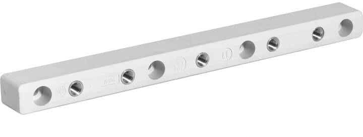 Ein länglicher, weißer Metallblock mit mehreren gleichmäßig verteilten Löchern.