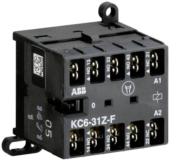Ein schwarzes elektrisches Bauteil mit mehreren beschrifteten Anschlüssen. Beschriftung: 'ABB KC6-31Z-F'. QR-Code auf der Seite.