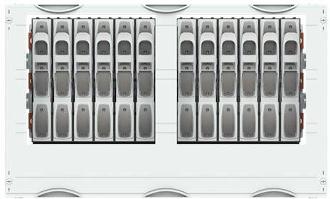Eine große Schaltanlage mit mehreren identischen Kippschaltern in zwei Reihen, die zum Verwalten elektrischer Stromkreise dienen.