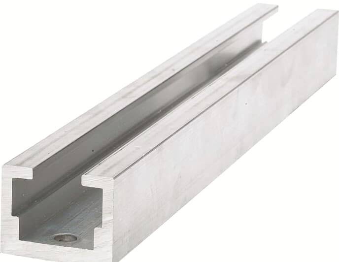 Metallschiene mit U-Profil, seitlich betrachtet. Glatte Oberfläche, silbern glänzend. Verwendet für industrielle Anwendungen oder Konstruktionen.
