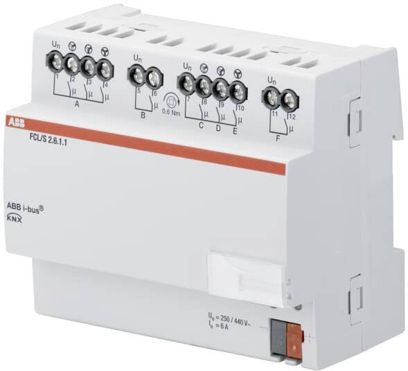 Ein weißes KNX-Schaltmodul mit mehreren Anschlussklemmen oben und einer roten Sicherung unten rechts. Markenname 'ABB' ist sichtbar.