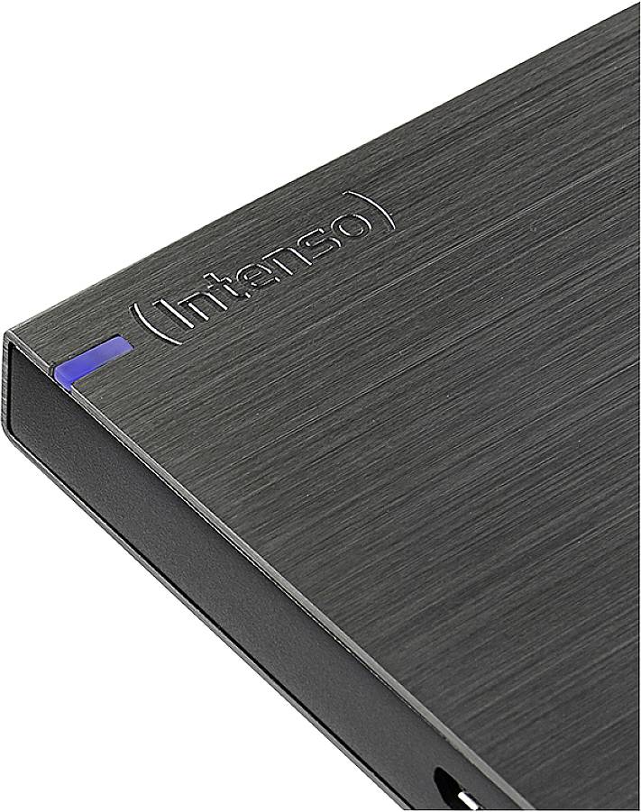 Externe Festplatte der Marke Intenso in schwarzem, gebürstetem Metall-Design mit einem blauen Lichterkennungsstreifen.