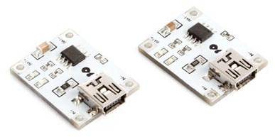 Zwei USB-Ladeplatinen mit elektronischen Bauteilen und Anschlüssen, verwendet für das Aufladen über USB.