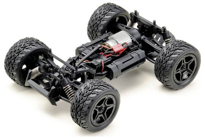 Eine detaillierte Ansicht des Fahrgestells eines ferngesteuerten Autos mit sichtbarem Motor, Verdrahtung und Aufhängungssystem mit robusten Geländereifen.