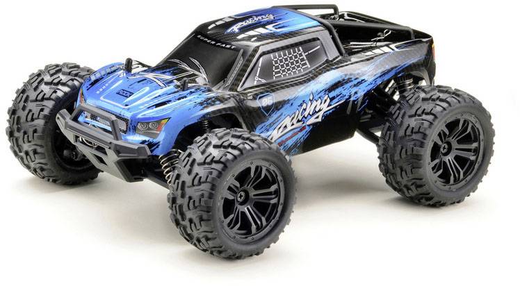Ferngesteuertes blau-schwarzes Spielzeugauto mit großen Reifen auf weißem Hintergrund, zeigt dynamisches und robustes Design.