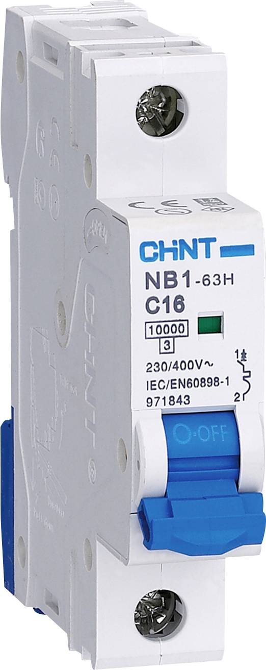Ein blauer Schalter an einem grauen Leistungsschalter von Chint, Modell NB1-63H C16, für 230/400V, geeignet für Überstromschutz.