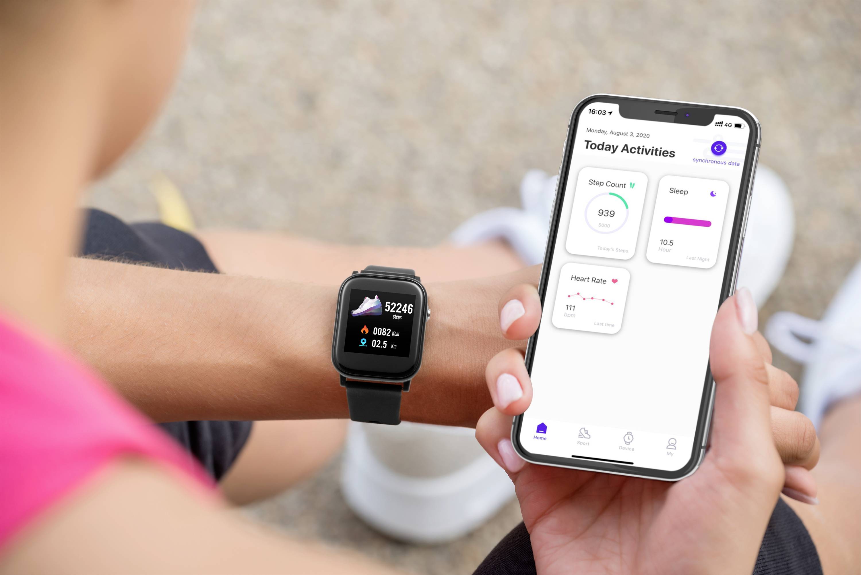 Person überprüft Fitnessdaten auf Smartwatch und Smartphone. Die Smartwatch zeigt Schrittanzahl, das Smartphone weitere Aktivitätsdaten.
