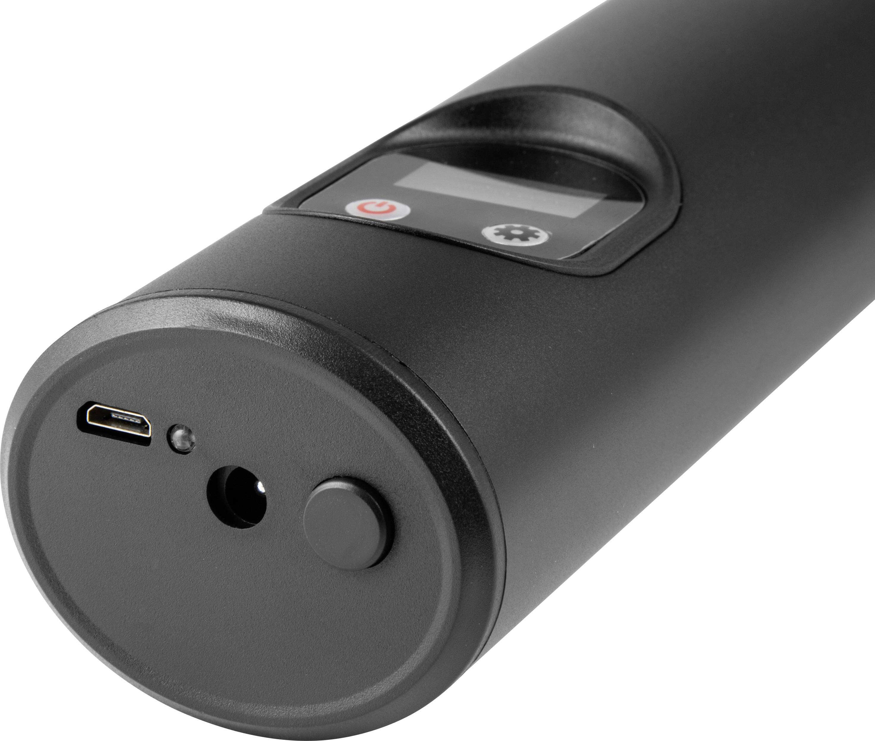 Ein schwarzes, zylindrisches Gerät mit einem Display und einem Netzkopf auf der Oberseite. An der Seite befindet sich ein USB-Ladeanschluss.