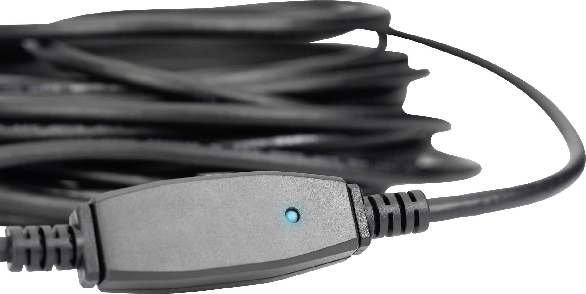 Schwarzes Kabel mit Stecker und blau leuchtender LED-Anzeige, steht für angeschlossene Elektronik oder aktive Verbindung.